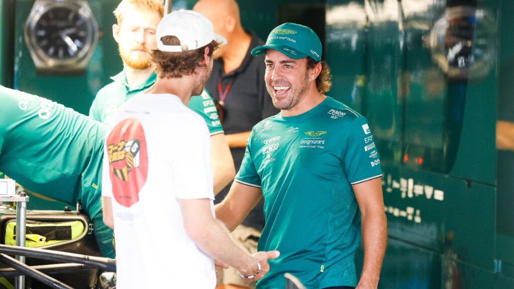  Fernando Alonso y Sebastian Vettel, en el box de Aston Martin en 2023.