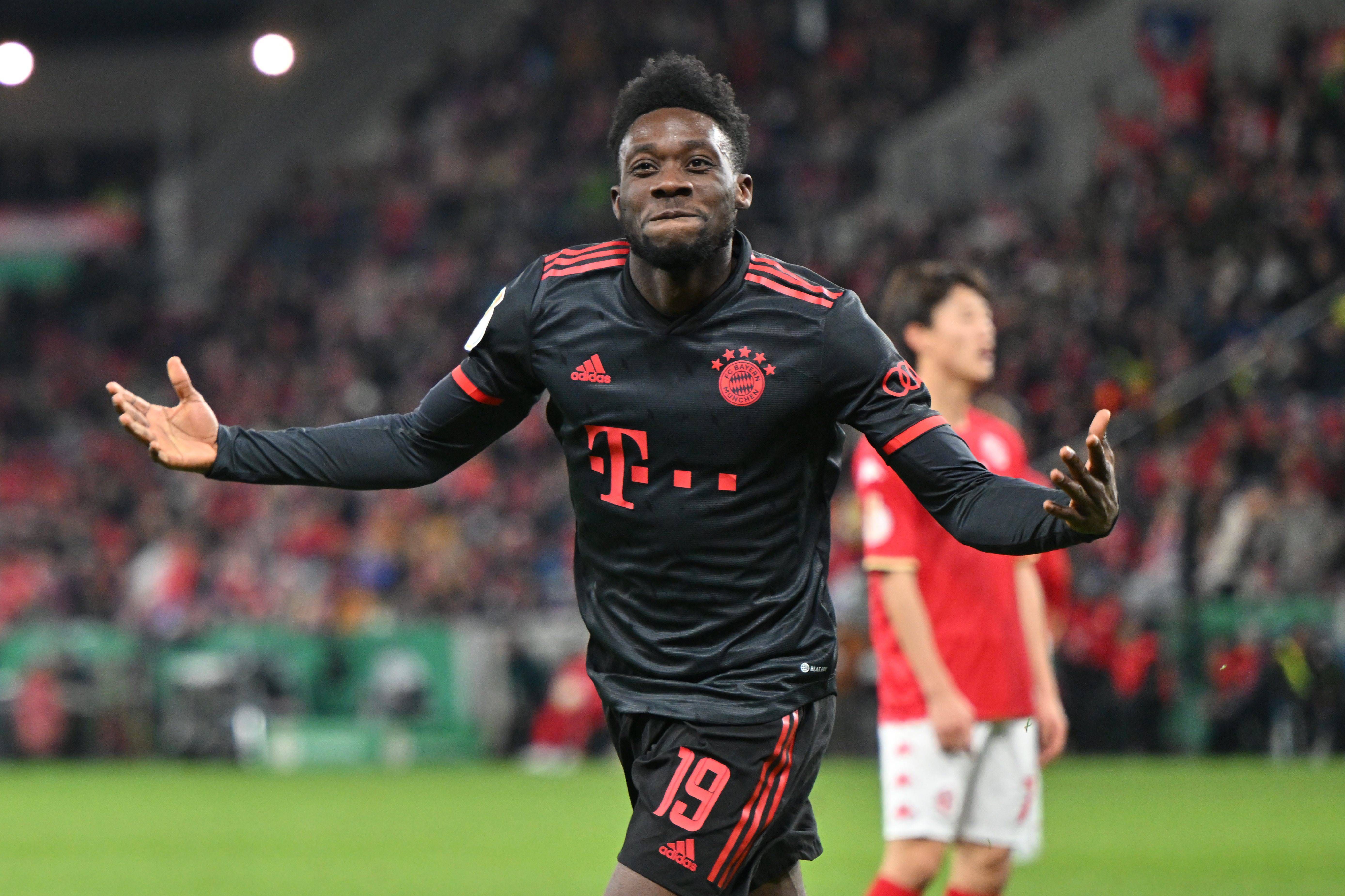  Alphonso Davies celebrando un gol con el Bayern.