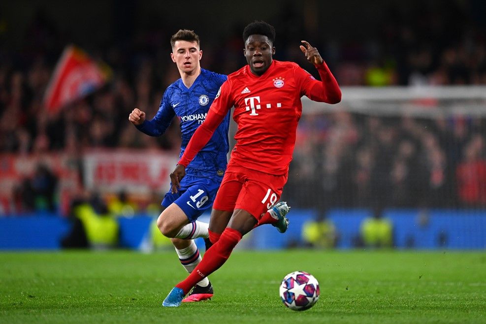 Alphonso Davies controla ante Mason Mount en el Chelsea-Bayern de Múnich.