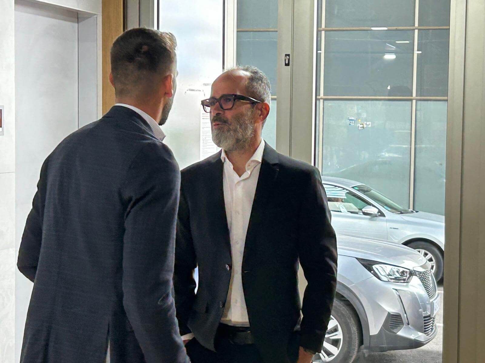  Álvaro Cervera charla con José Mari en el Nuevo Mirandilla.