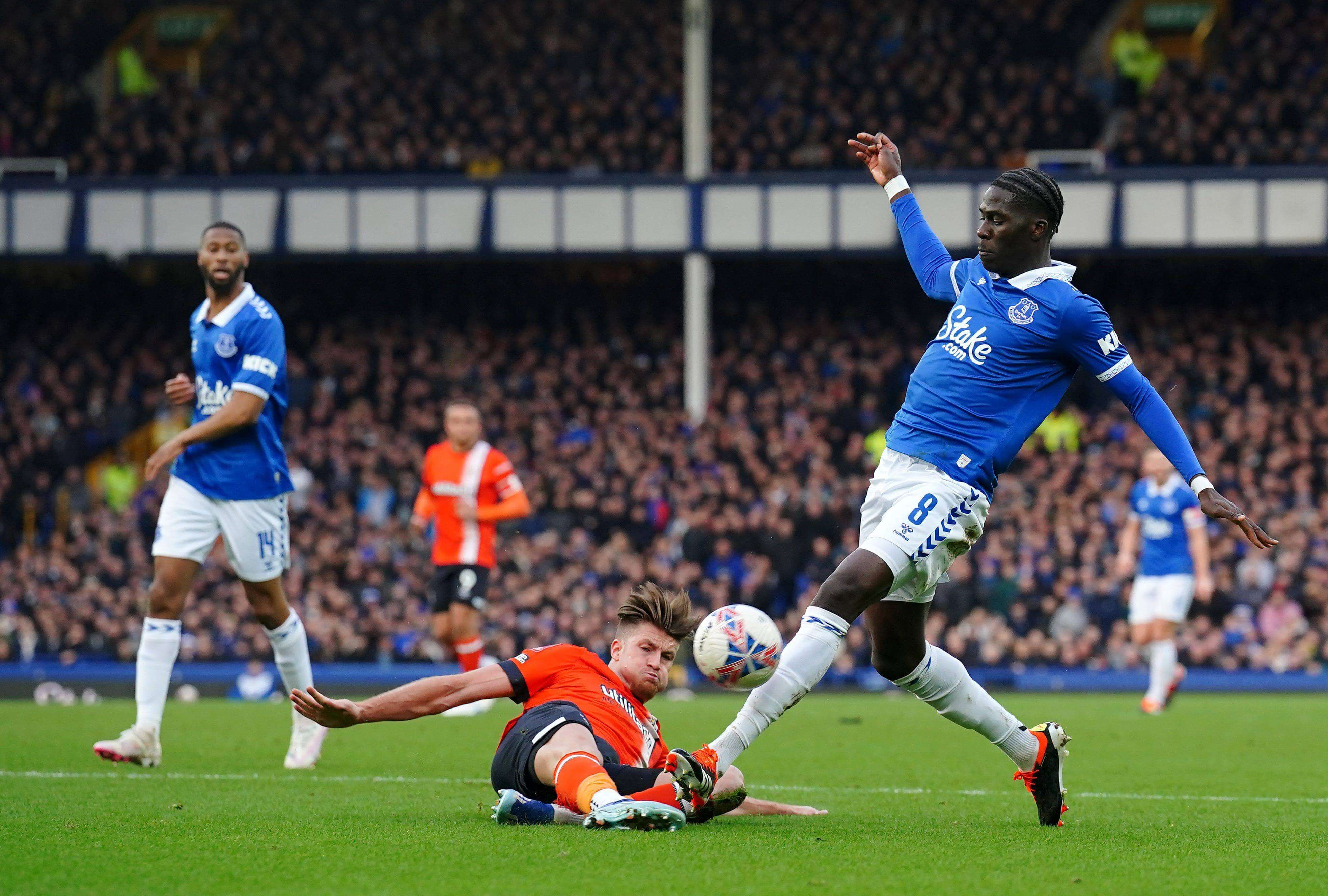  Amadou Onana, objetivo del Barça, en un partido con el Everton.