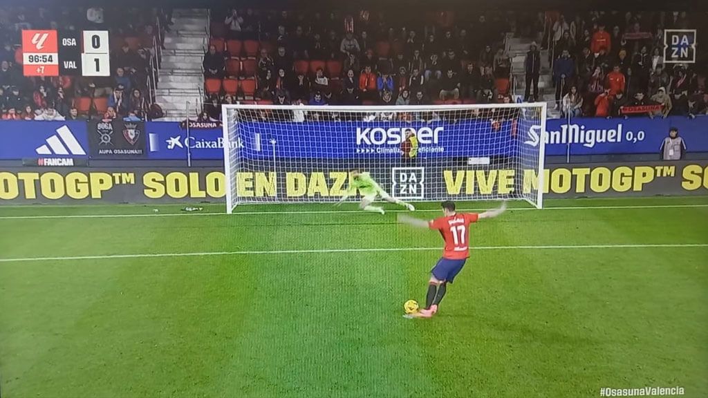  El amague de Ante Budimir antes de lanzar el penalti (DAZN)