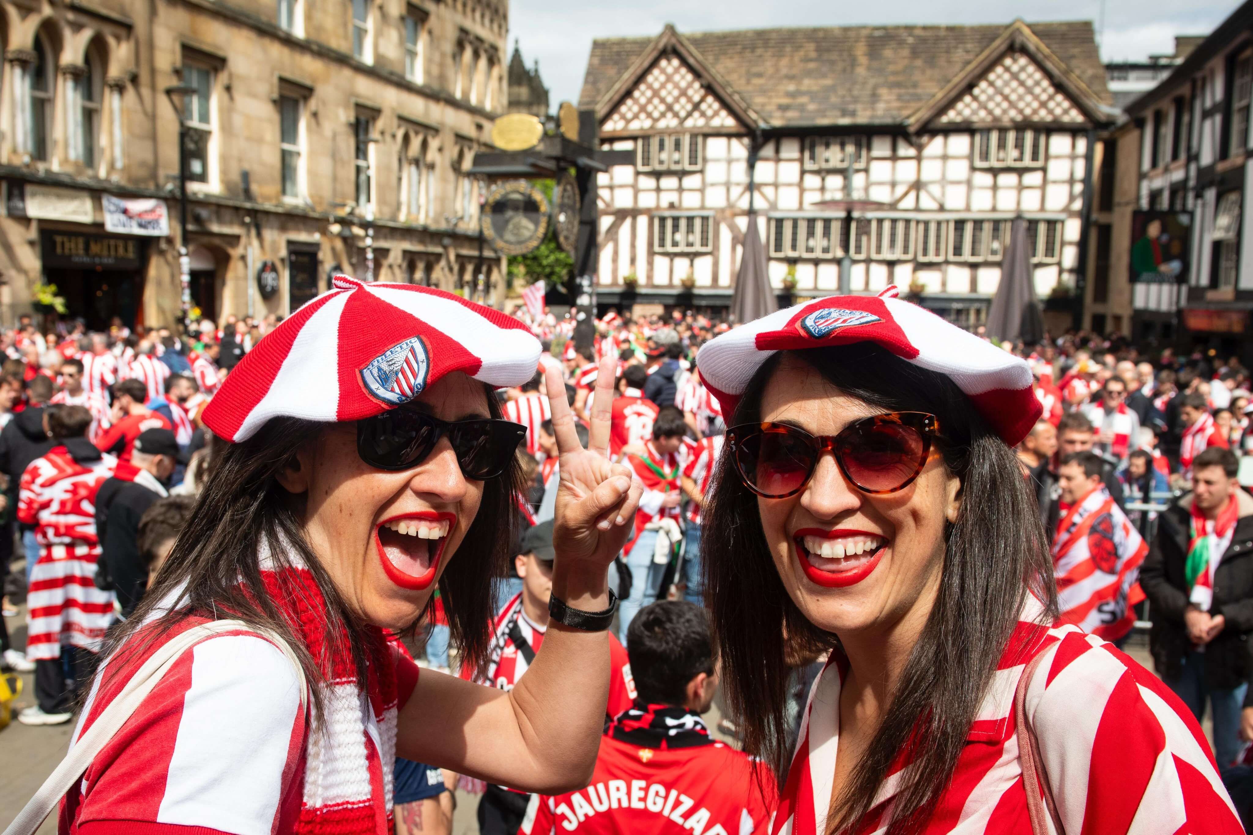  Los aficionados disfrutan del día en Manchester.