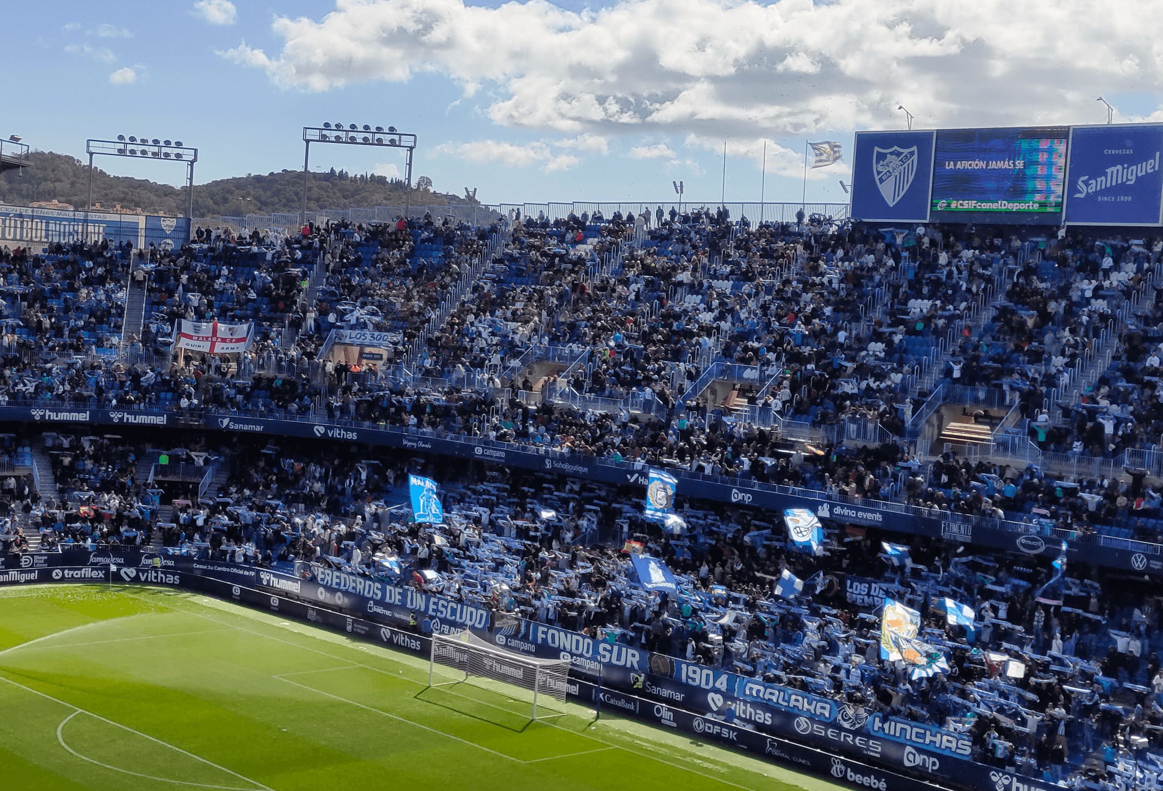 Ambientazo en las gradas de La Rosaleda. (MCF)