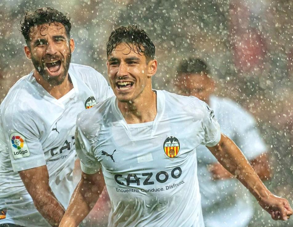 André Almeida celebra un gol en Mestalla.
