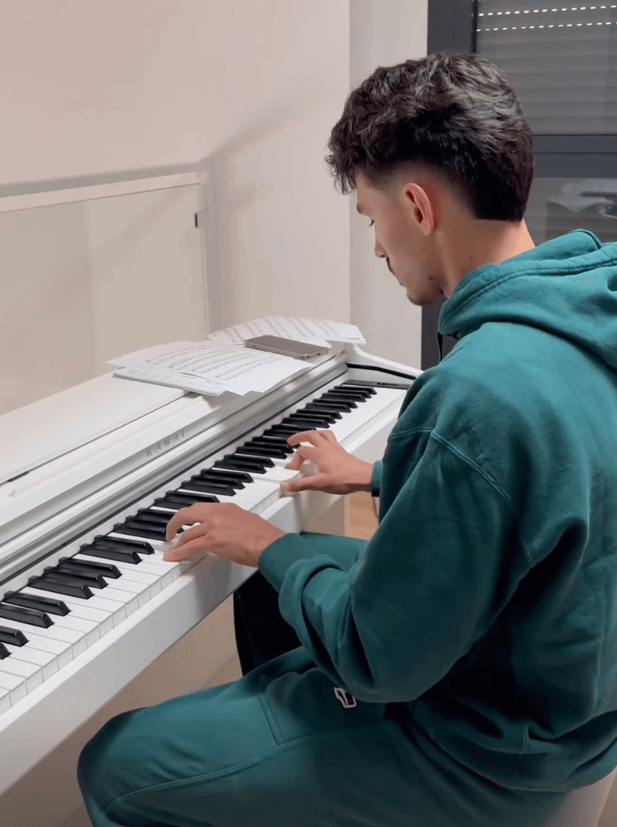  André Almeida toca el piano.