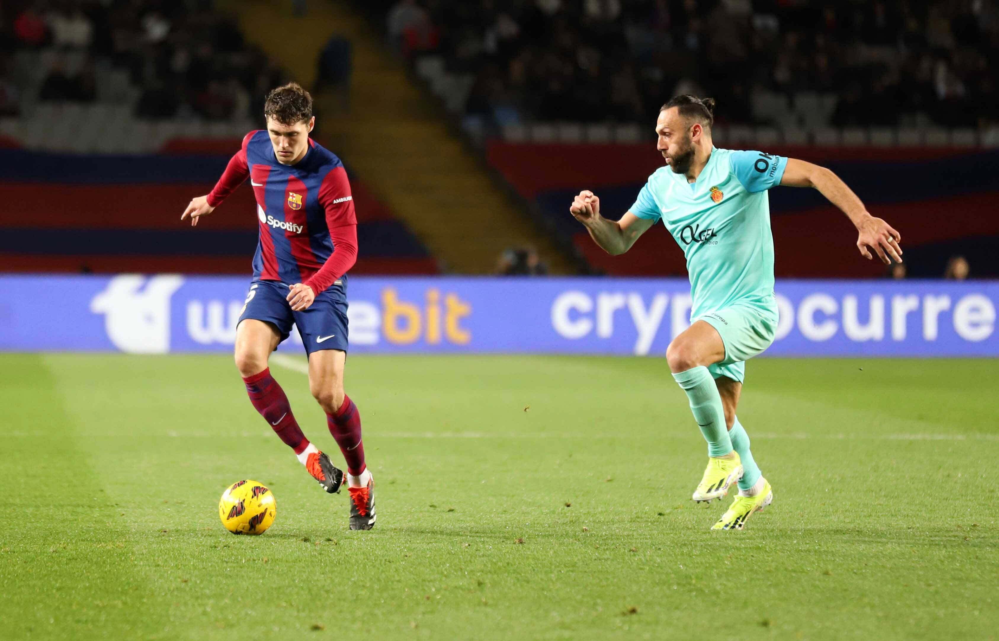  Andreas Christensen protege un balón ante Muriqi.