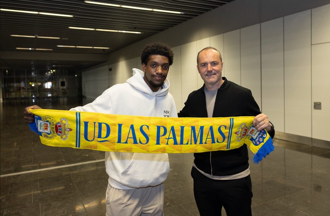 Andy Pelmard posa con Luis Helguera en el aeropuerto de Las Palmas tras su fichaje.