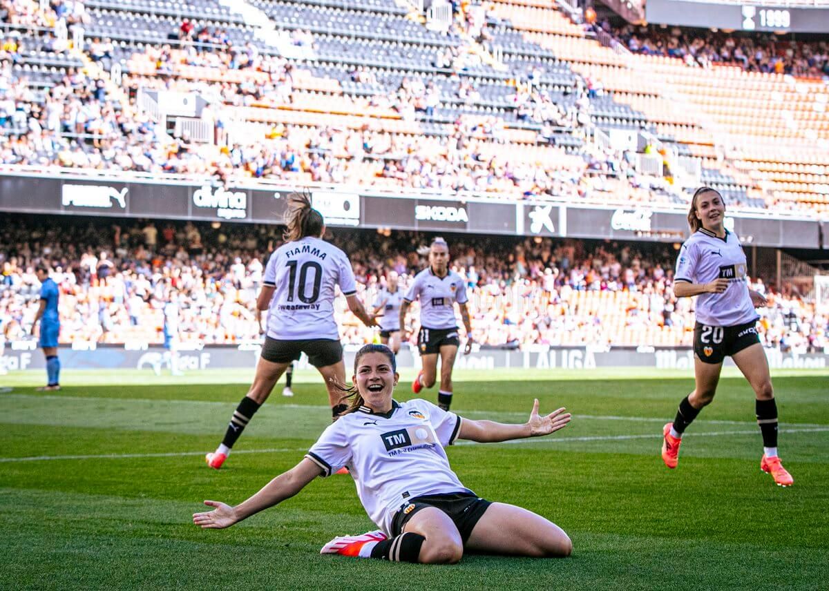 Anita Marcos celebra el 1-1 en Mestalla