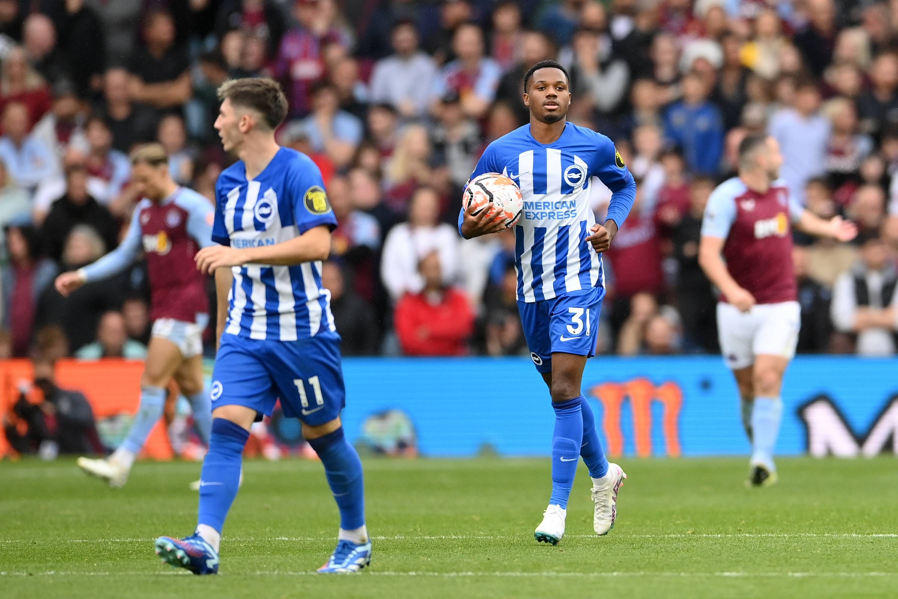  Ansu Fati corre con el balón en las manos (FOTO: Cordón Press).