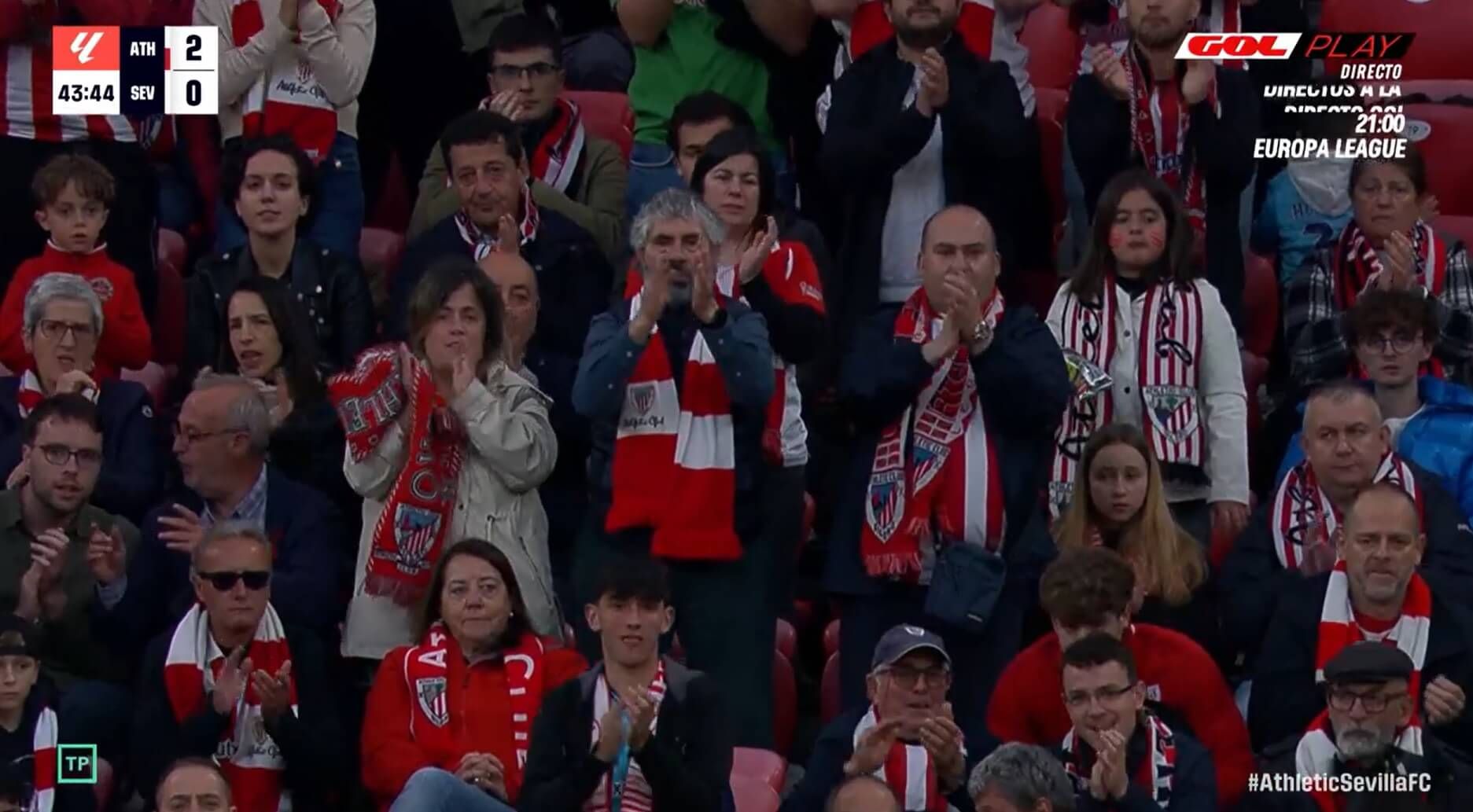 Jesús Navas, aplaudido en San Mamés.