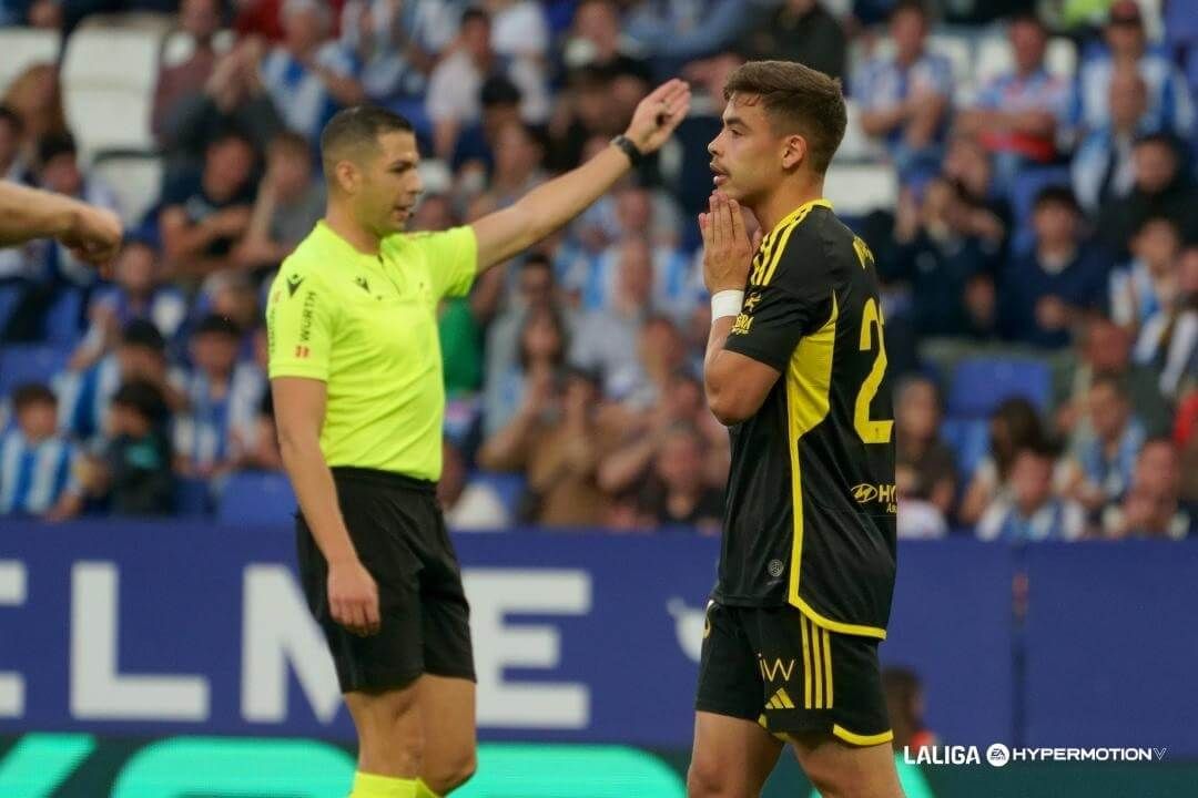 Lax Franco, árbitro del Espanyol - Oviedo, ante un Masca que se lamenta.