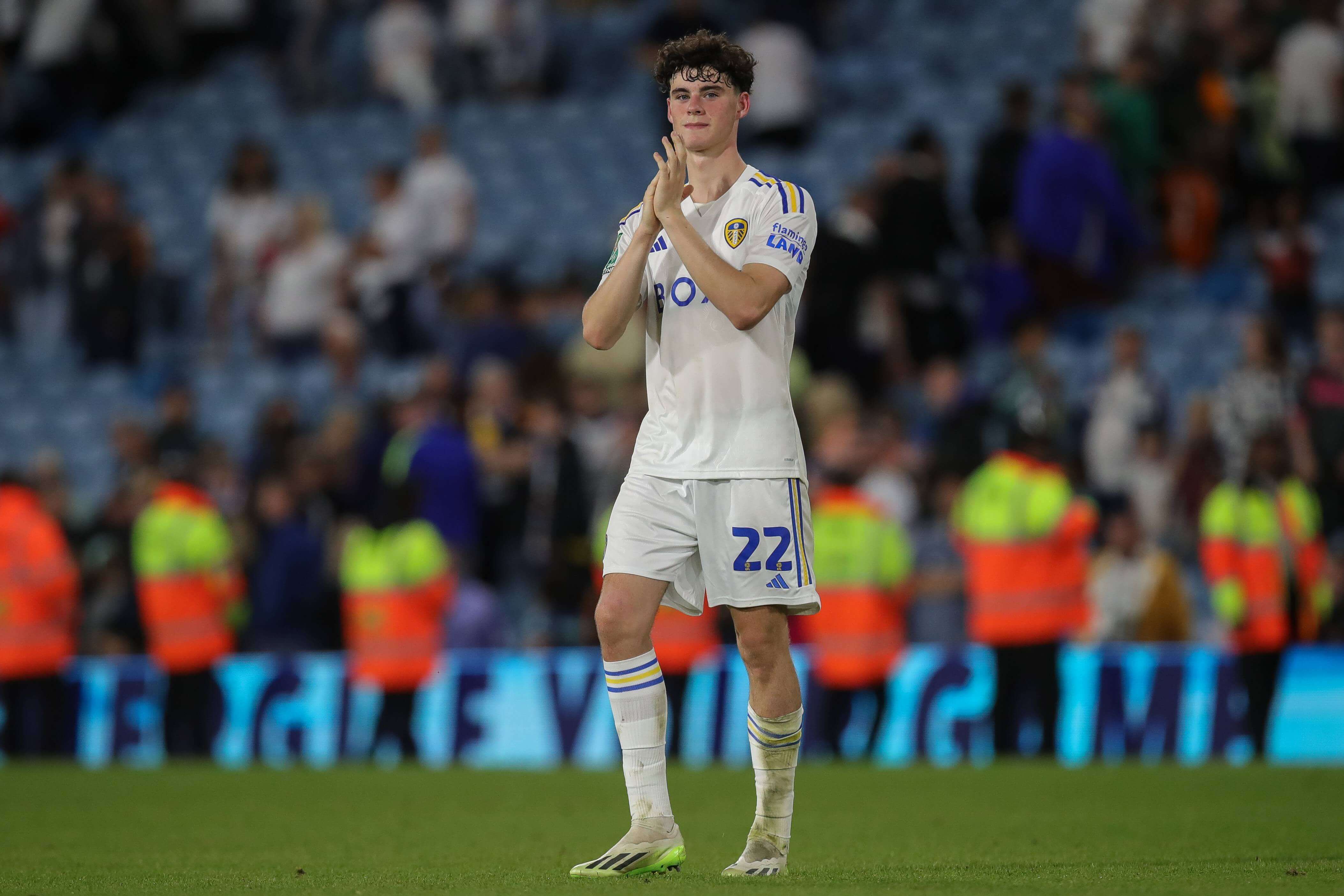 Archie Gray, durante un partido con el Leeds United.