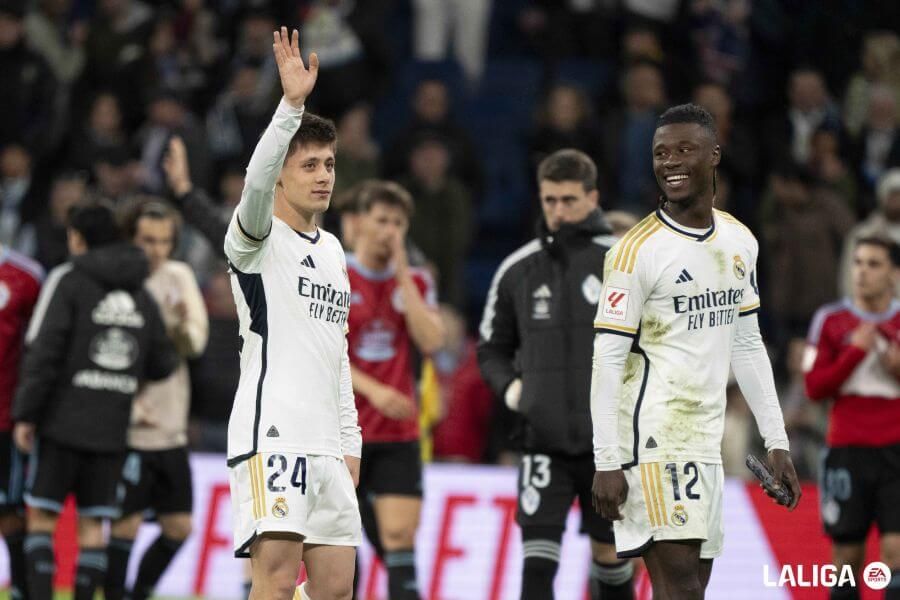 Arda Güler saluda a la afición en un partido del Real Madrid.