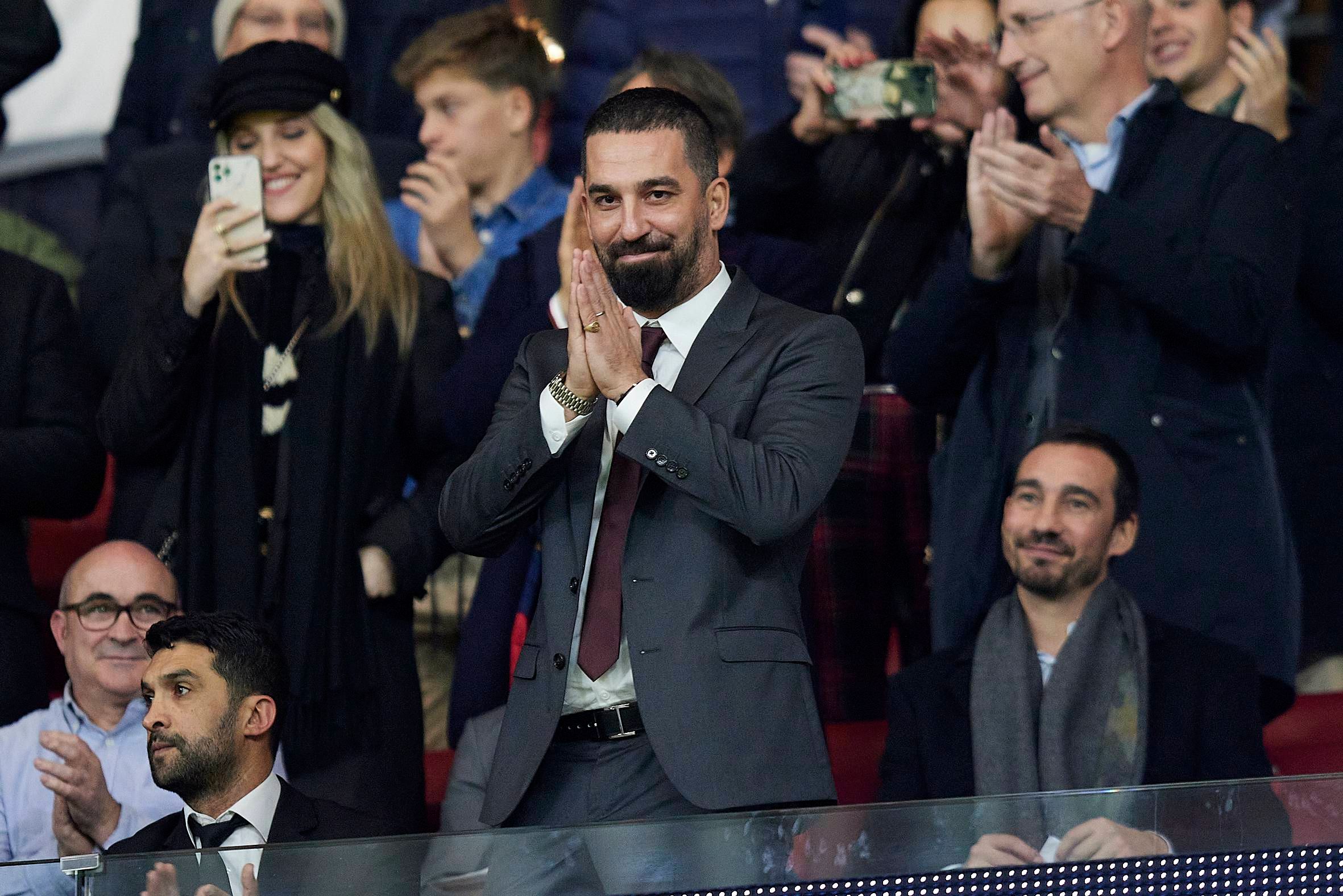 Arda Turan, en el palco del Cívitas Metropolitano.