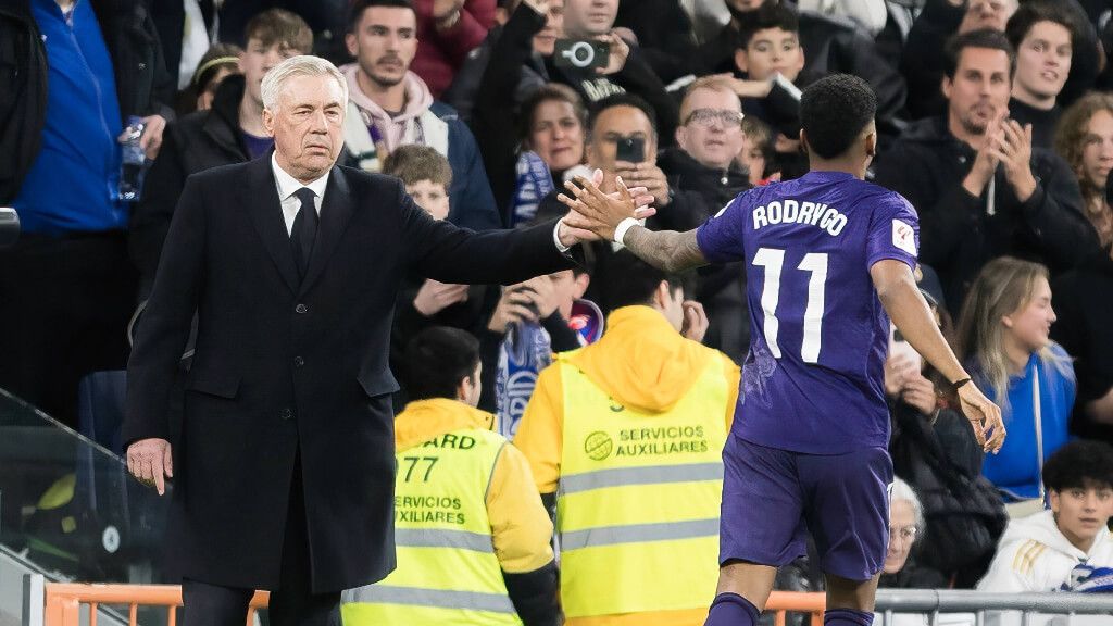 Ancelotti felicita a Rodrygo en un partido del Real Madrid (Cordon Press)