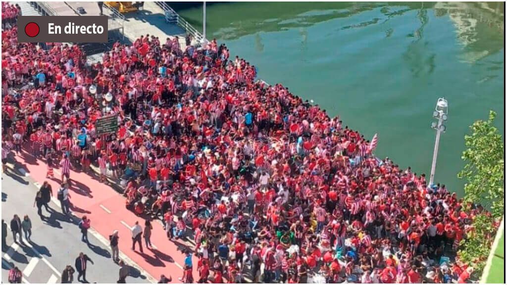  En directo, la afición del Athletic esperando a la Gabarra.