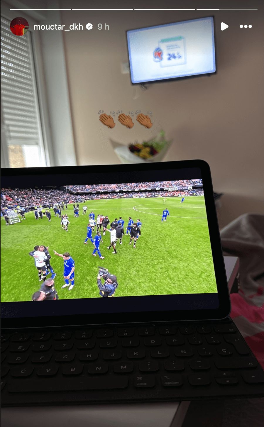  Vio el partido desde una pequeña pantalla.