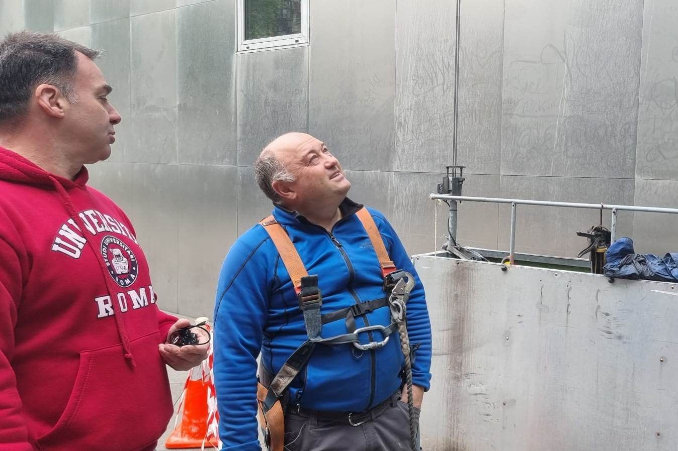  Asís Martín, de ElDesmarque, y el entrevistado Pablo Legorburu, ante la góndola en las torres Isozaki de Bilbao.