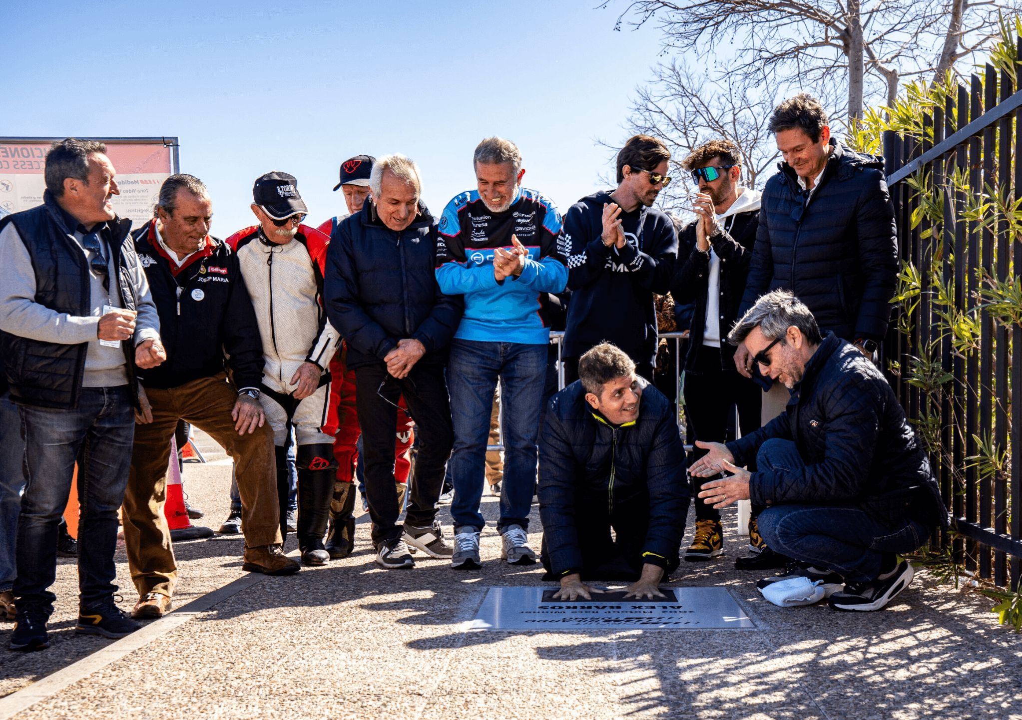 Aspar mira a Alex Barros