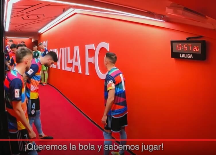  Aspas se dirige a sus compañeros antes de salir al Sánchez-Pizjuán.