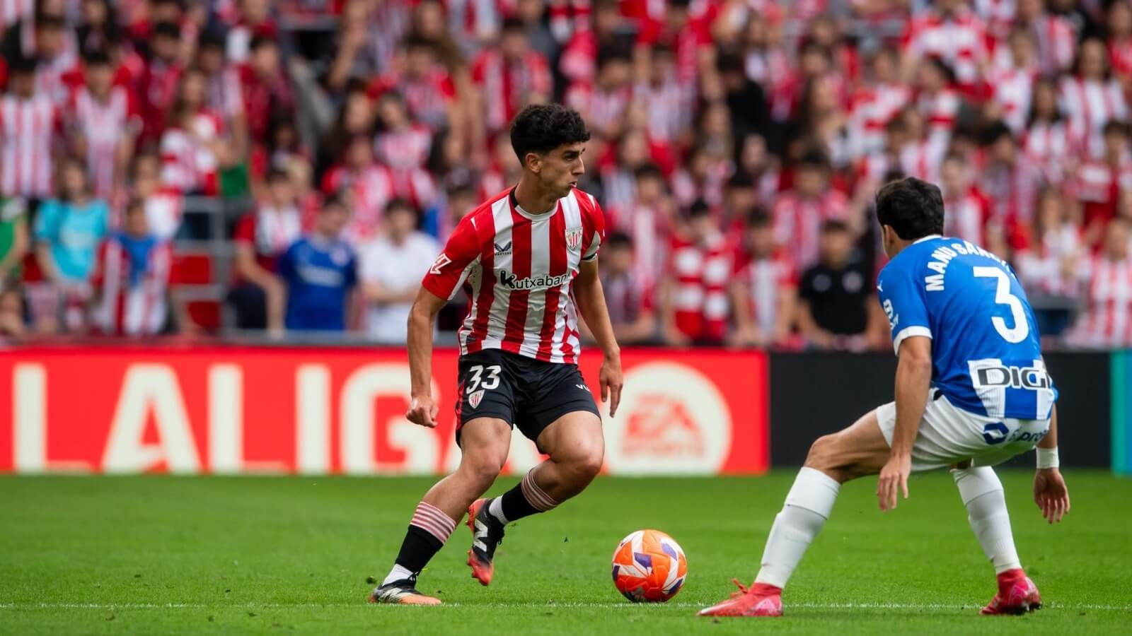  Aingeru Olabarrieta conduce el balón en el Athletic-Alavés.