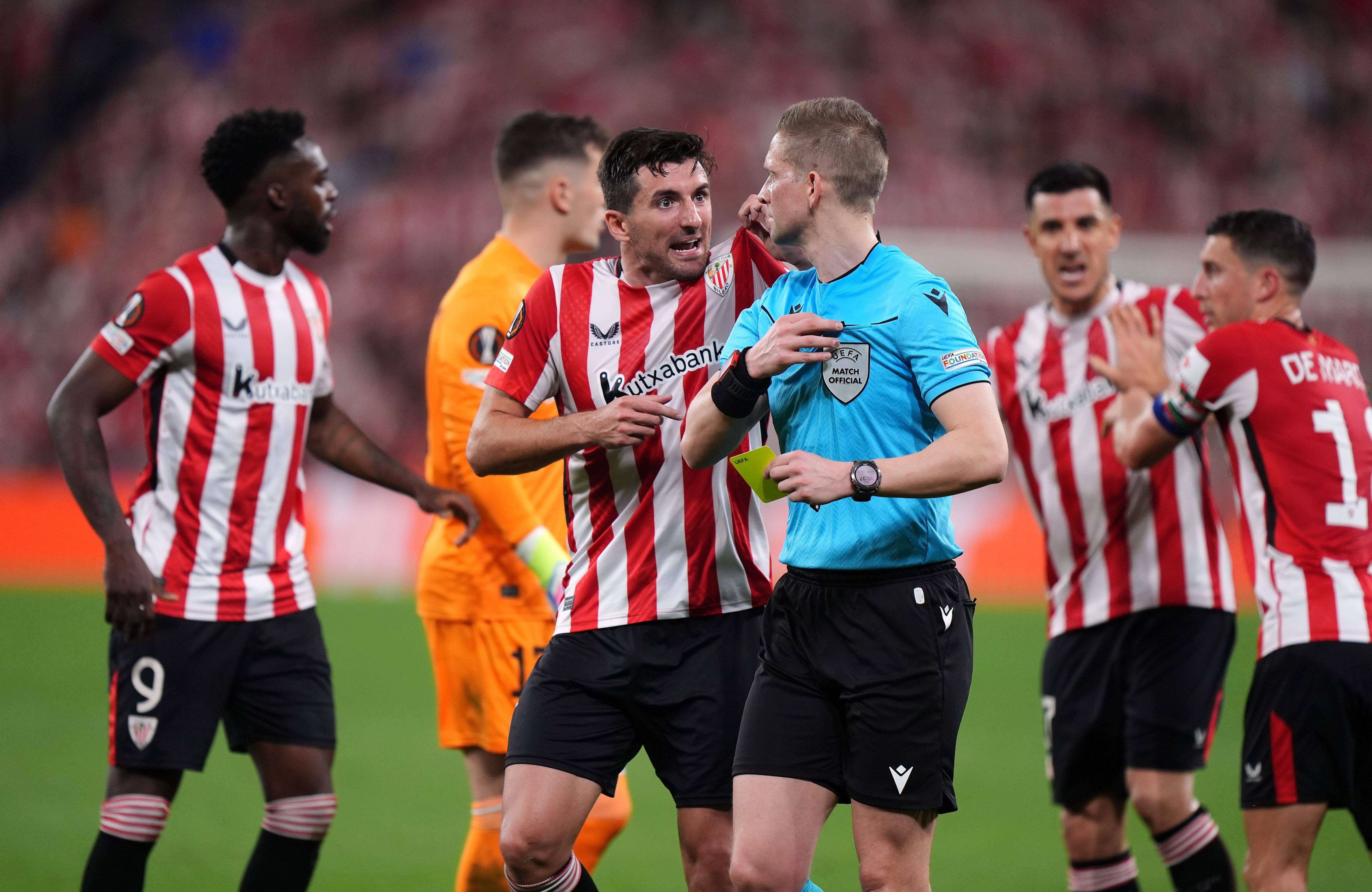  Dani Vivian protesta a Espen Eskas en el Athletic Club - Manchester United de San Mamés.