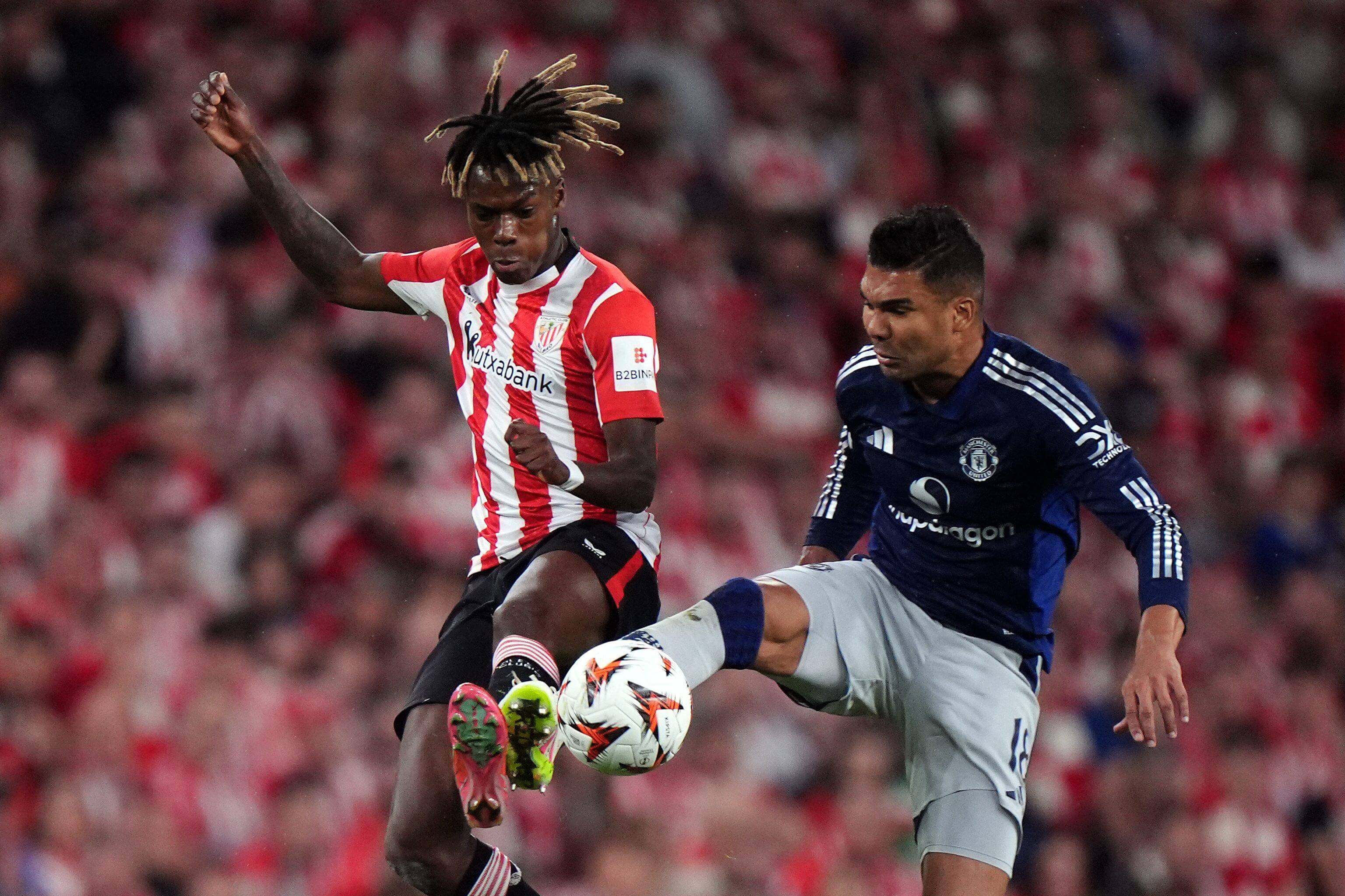  Nico Williams y Casemiro pelean un balón en el Athletic-Manchester United.