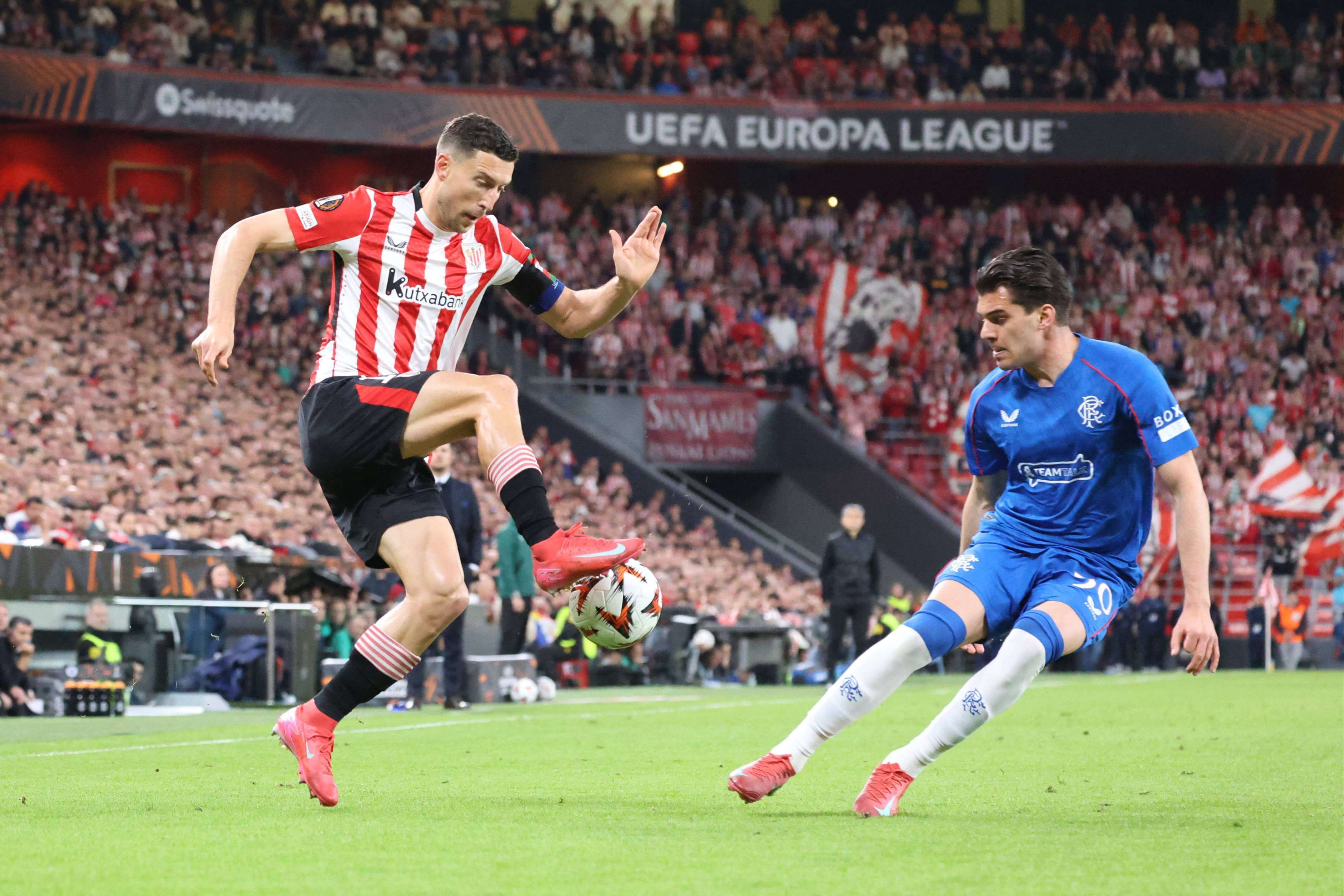  Óscar de Marcos controla un balón en el Athletic Club - Rangers FC de San Mamés.