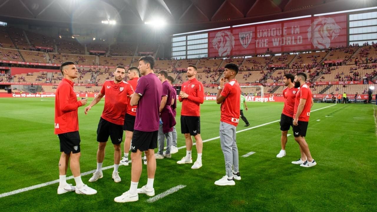 Jugadores del Athletic sobre el césped de La Cartuja antes de la final de Copa.