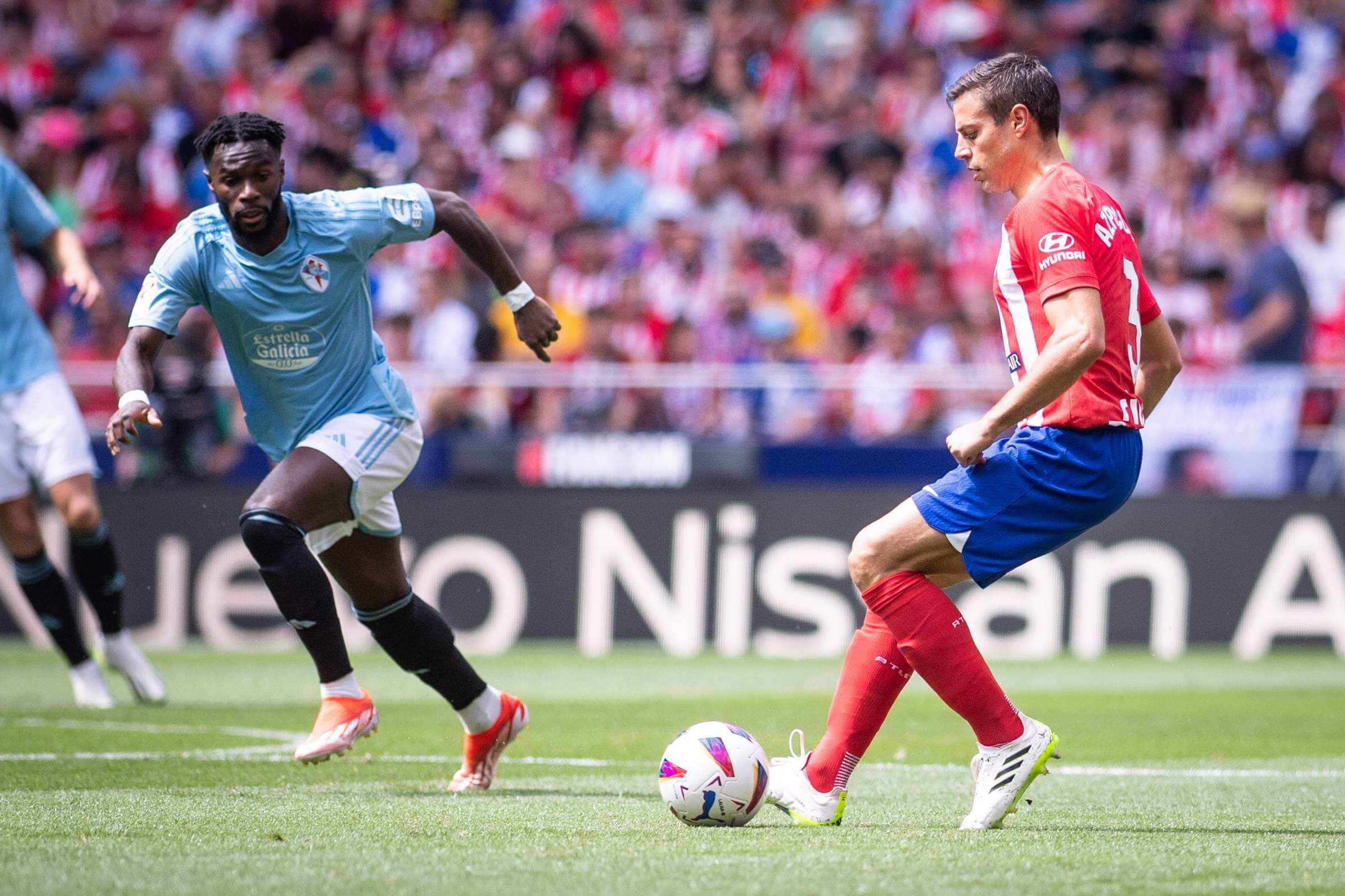  Azpilicueta da un pase en el Atlético de Madrid-Celta.