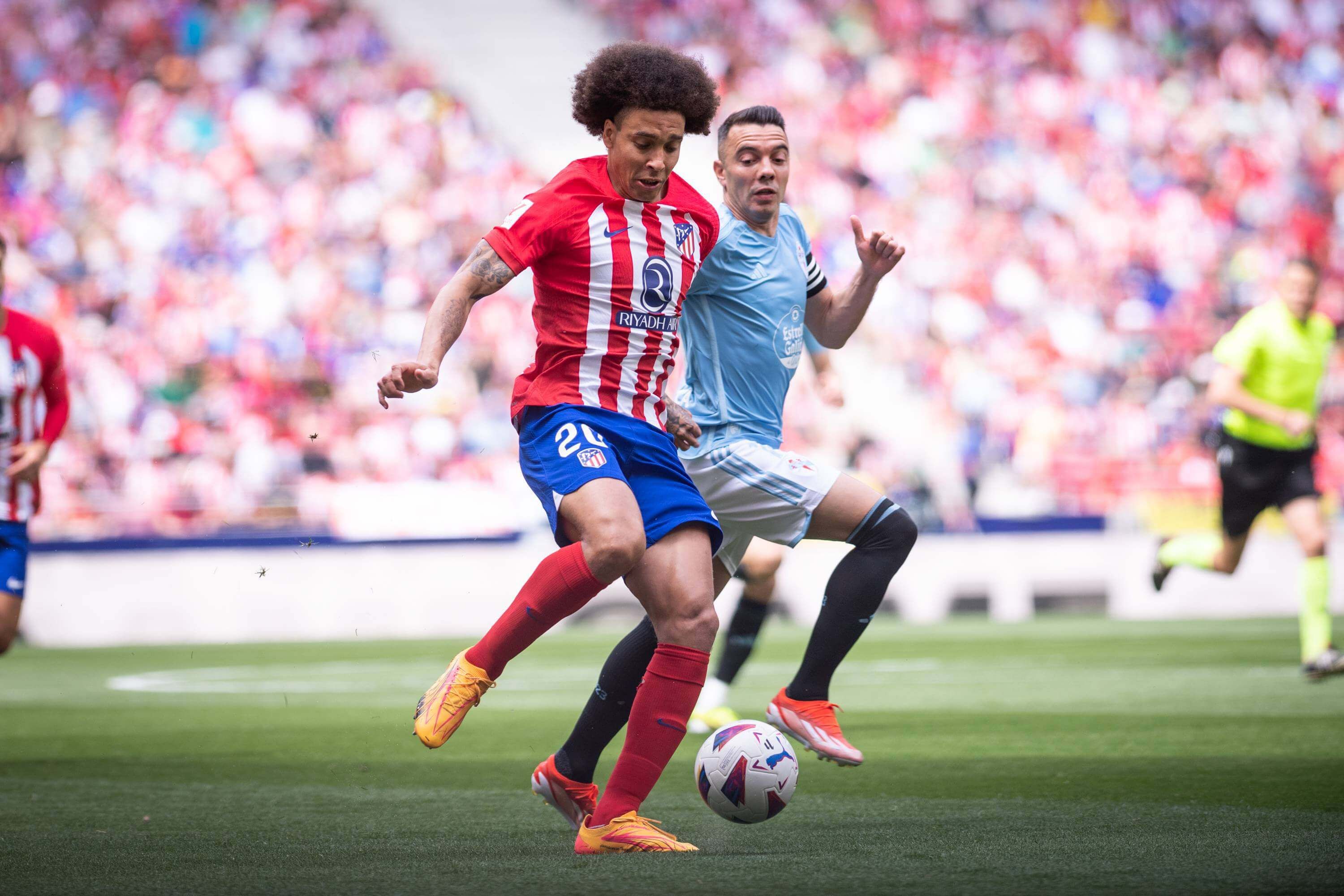 Axel Witsel, delante de Iago Aspas en el Atlético de Madrid-Celta.
