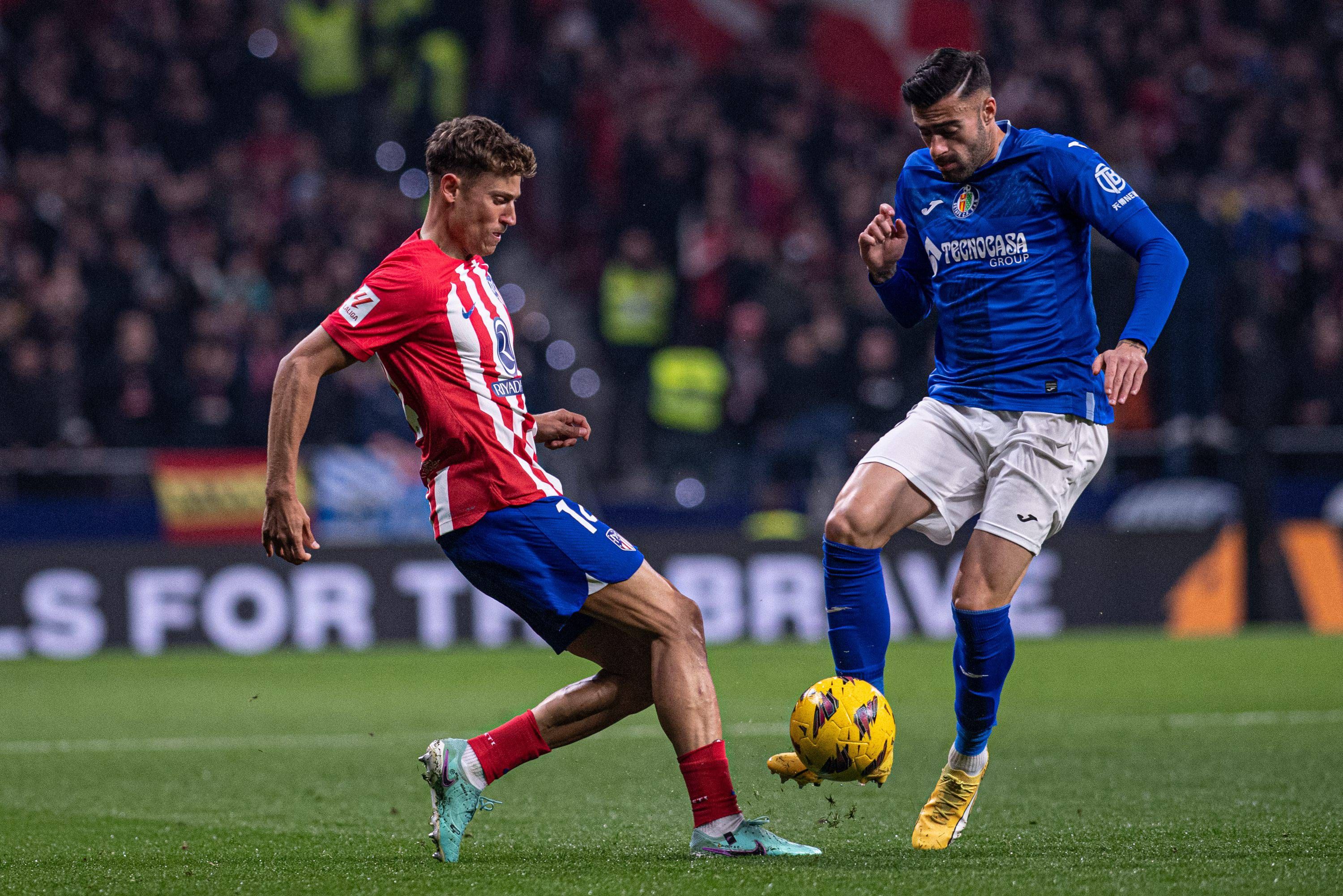  Marcos Llorente y Diego Rico pelean un balón en el Atlético de Madrid-Getafe