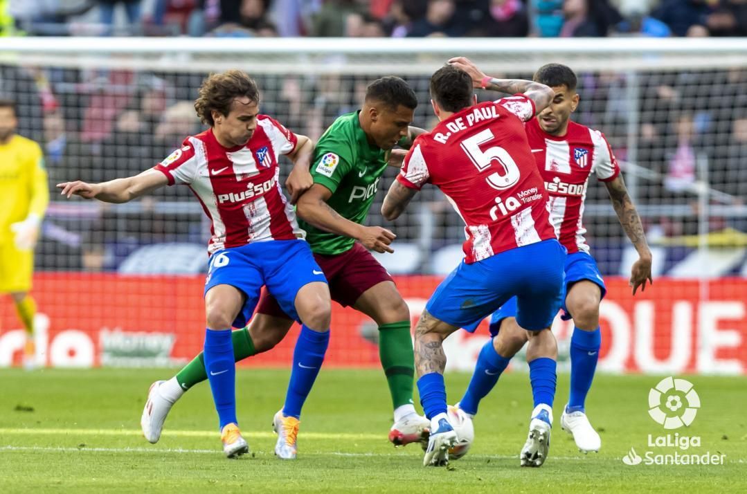  Javi Serrano intenta robar un balón a Darwin Machís en el Atlético de Madrid-Granada (Foto: LaLi