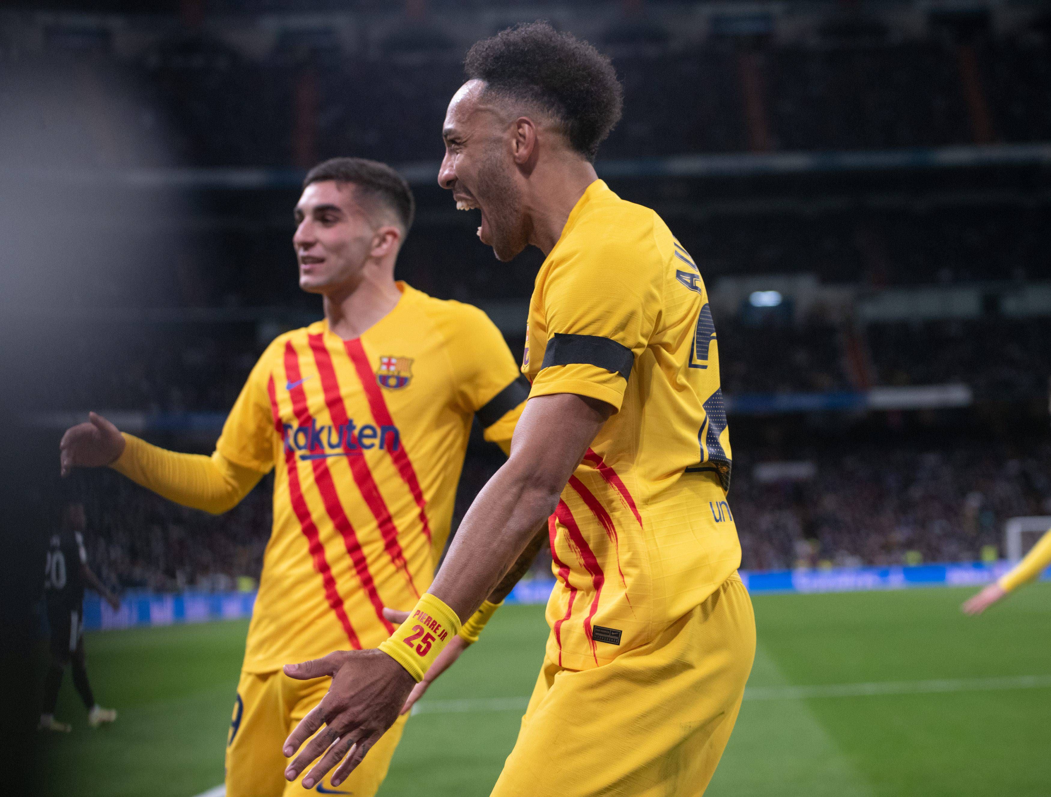 Aubameyang celebra su gol al Real Madrid junto a Ferran Torres.