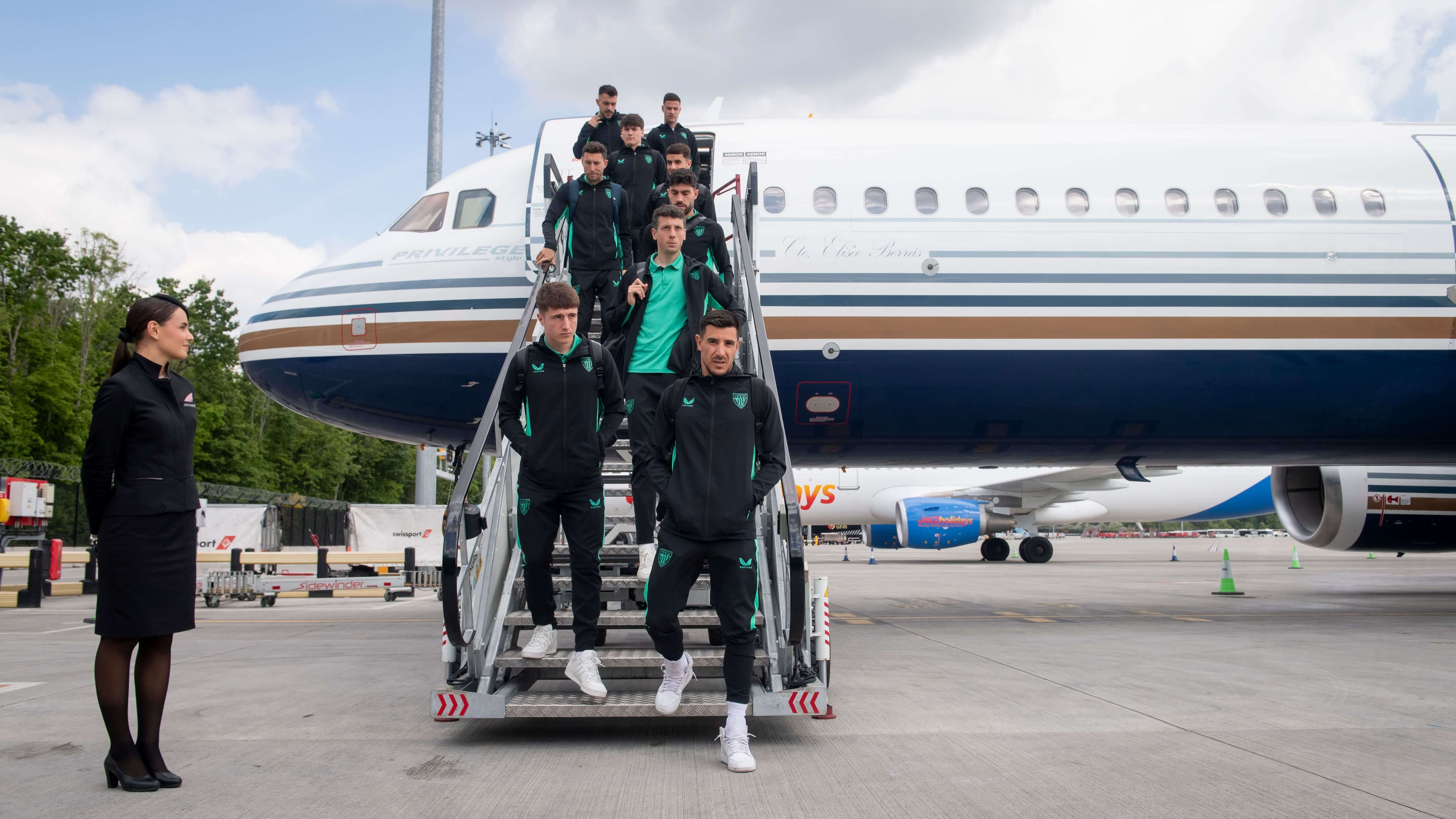  La expedición vizcaína baja del avión en Manchester con varias bajas de mucho peso en su convocatoria.