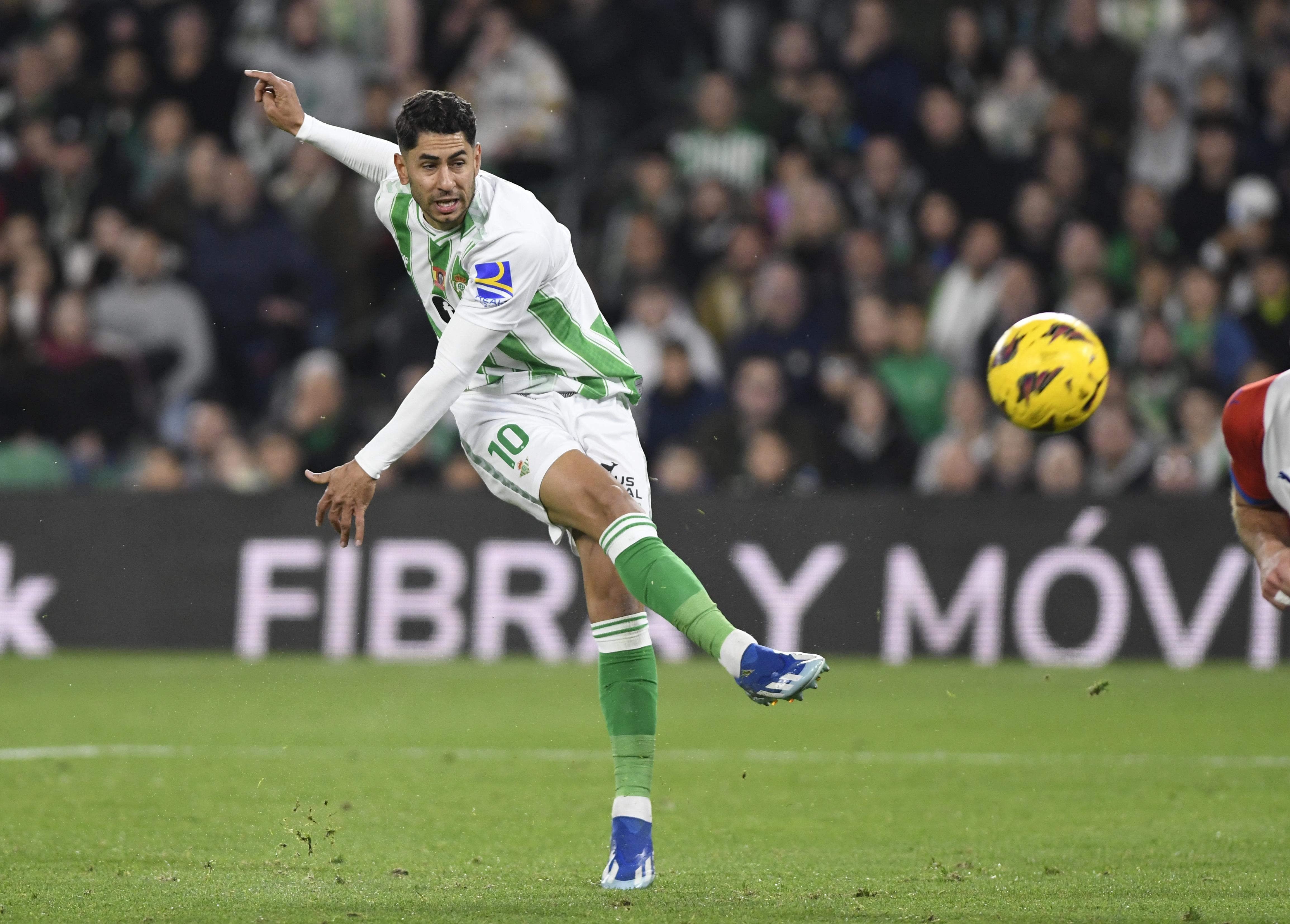  Ayoze Pérez dispara a puerta