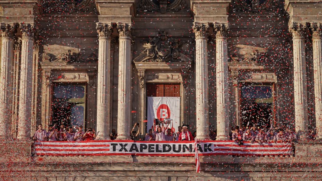  Los jugadores del Athletic ofreciendo la Copa del Rey en el ayuntamiento (Europa Press)