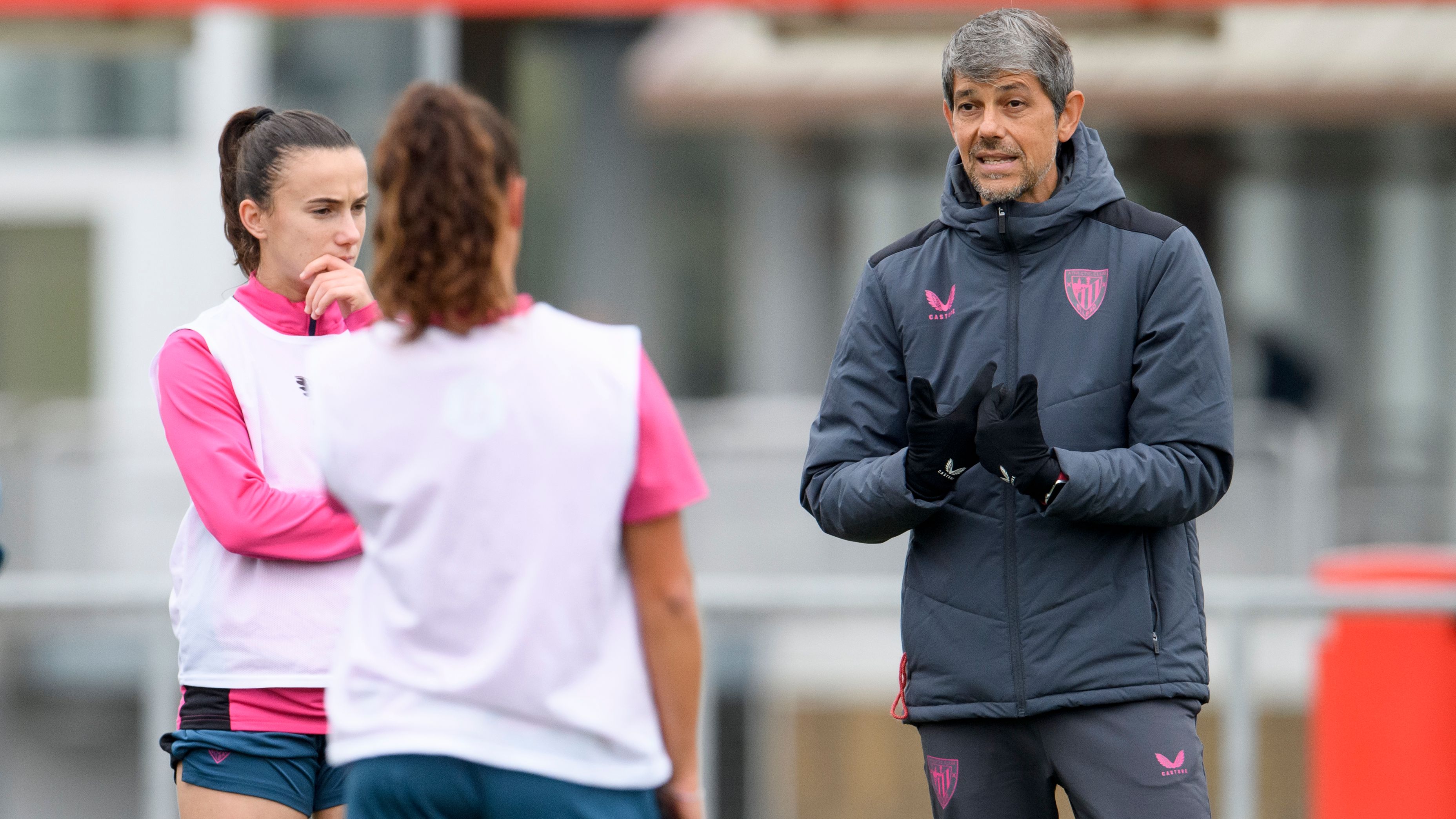  El técnico David Aznar da instrucciones a sus jugadoras en Lezama.