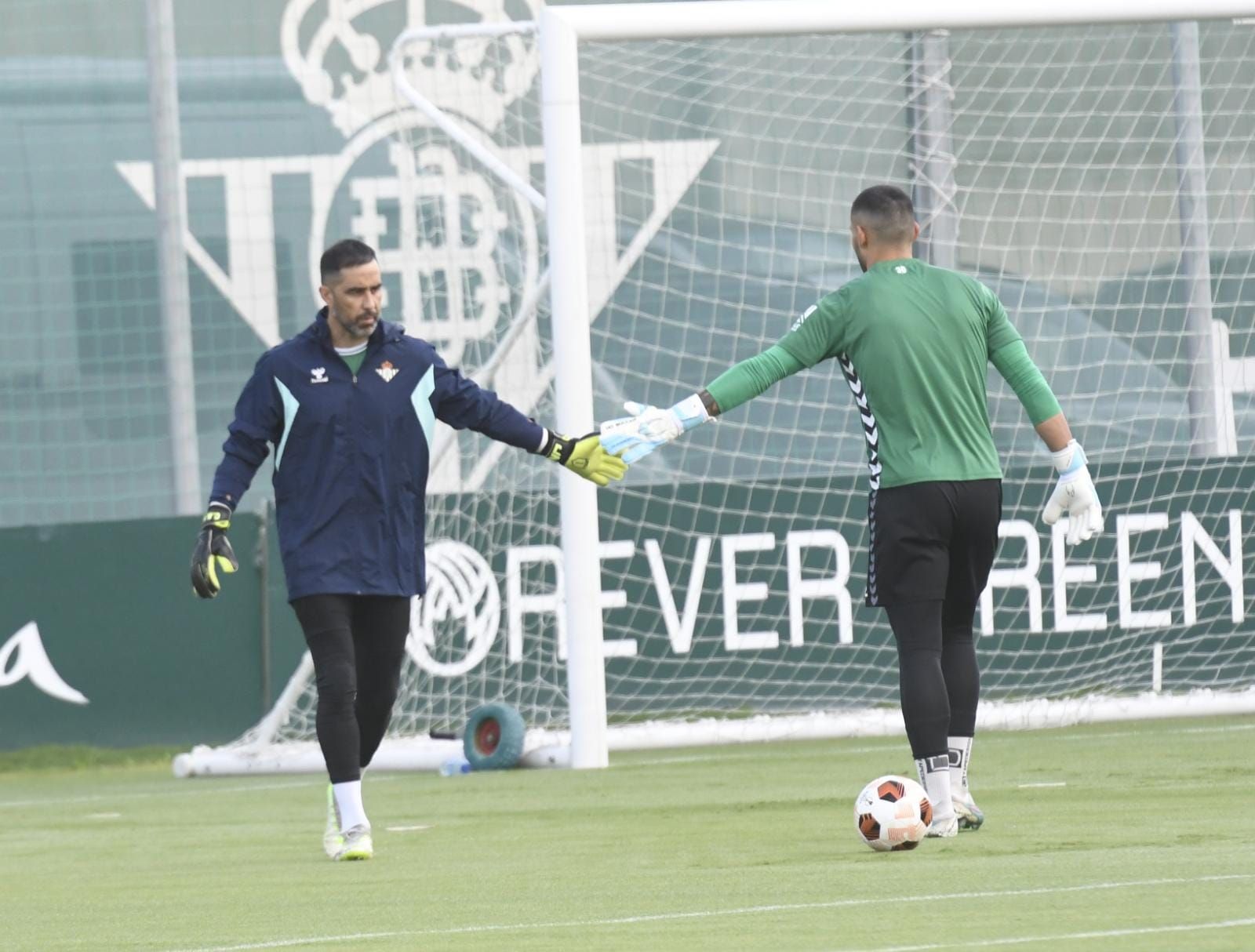  Claudio Bravo, meta del Betis, en una sesión reciente. 