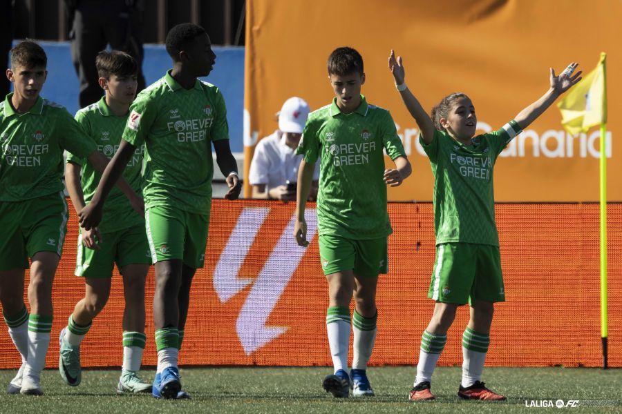 Tiago Polo, celebrando su gol ante el Atlético de Madrid.