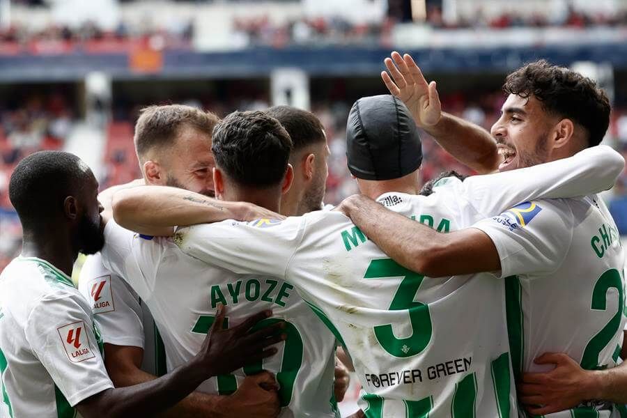  La plantilla del Betis celebra uno de sus goles a Osasuna