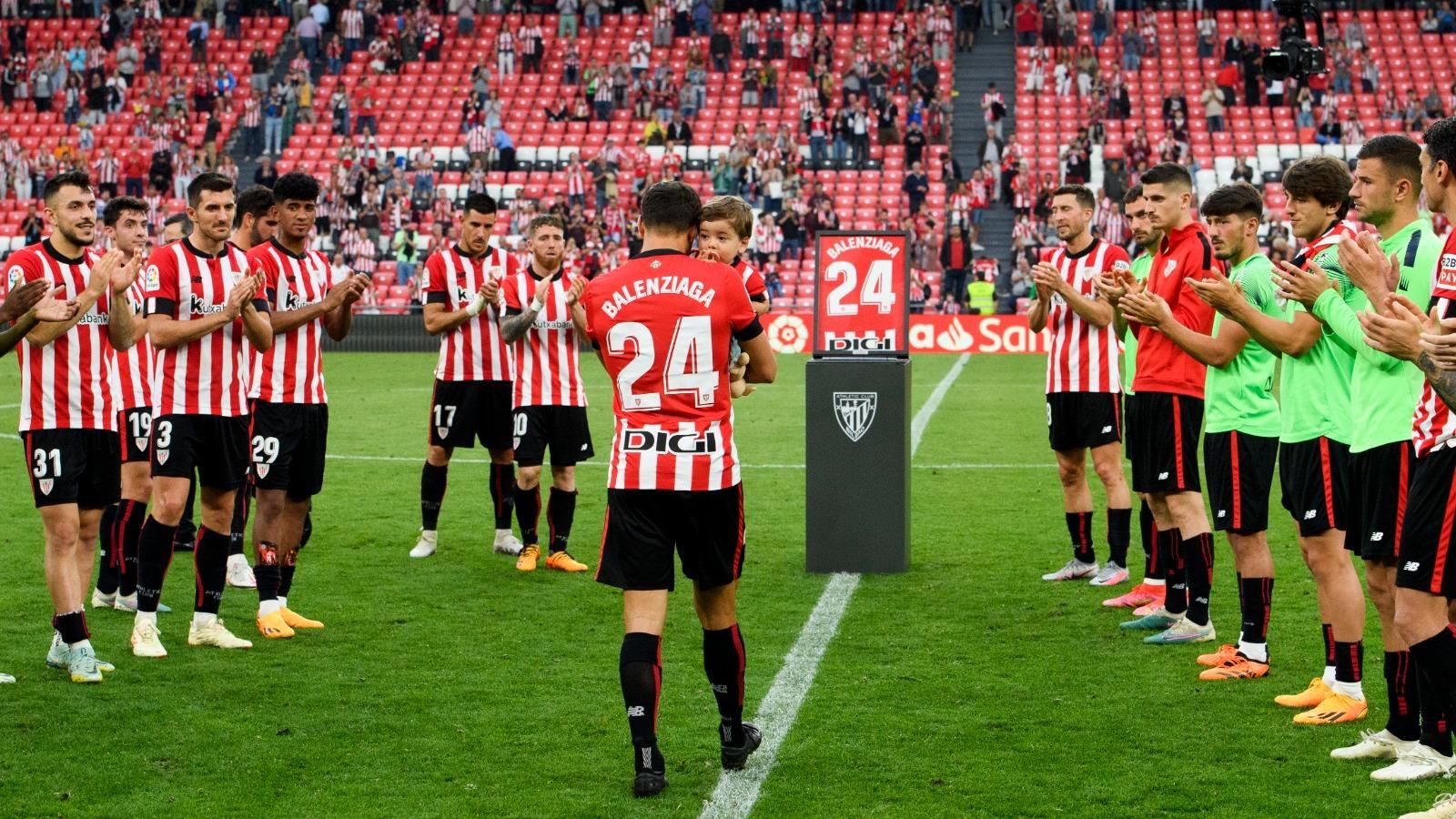 Mikel Balenziaga se despide de Bilbao tras un partido ante el Elche CF en San Mamés.