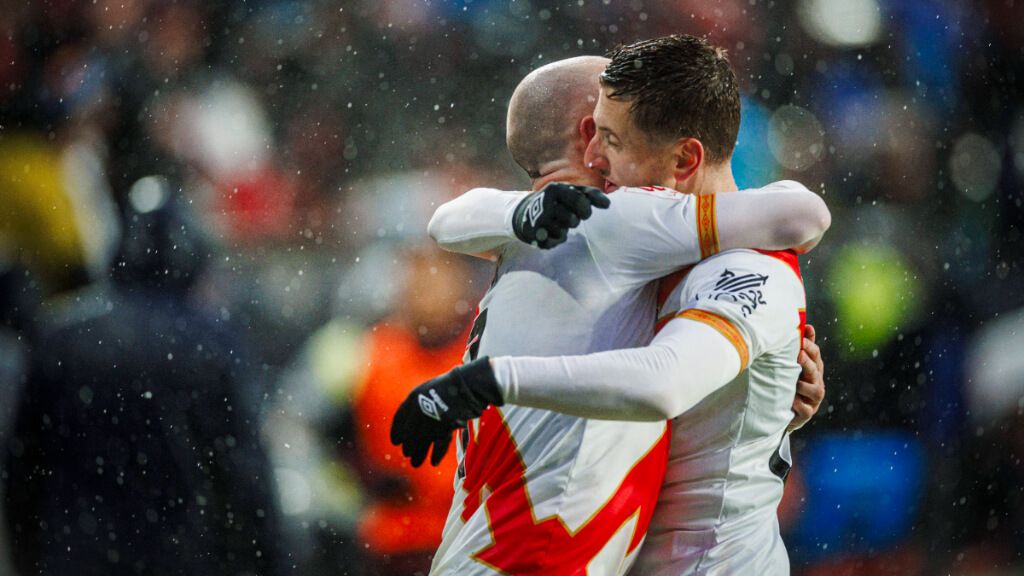 Balliu e Isi Palazón celebrando un gol del Rayo en Vallecas