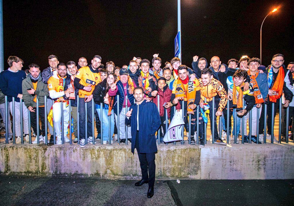 Baraja con la afición en Pamplona, parte de la que iba a ir a Barcelona