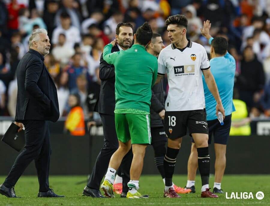  Baraja saluda a Isco Alarcón al final del partido