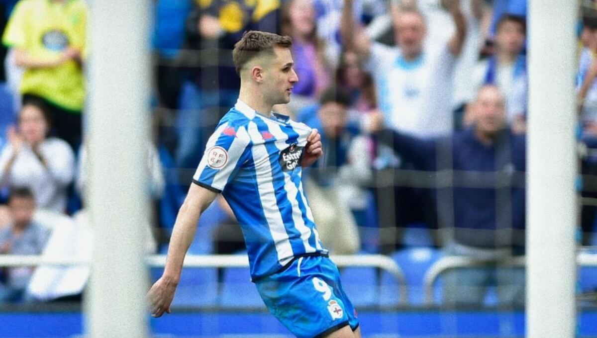 Iván Barbero celebra su gol a Unionistas en Riazor (Foto: RC Deportivo).