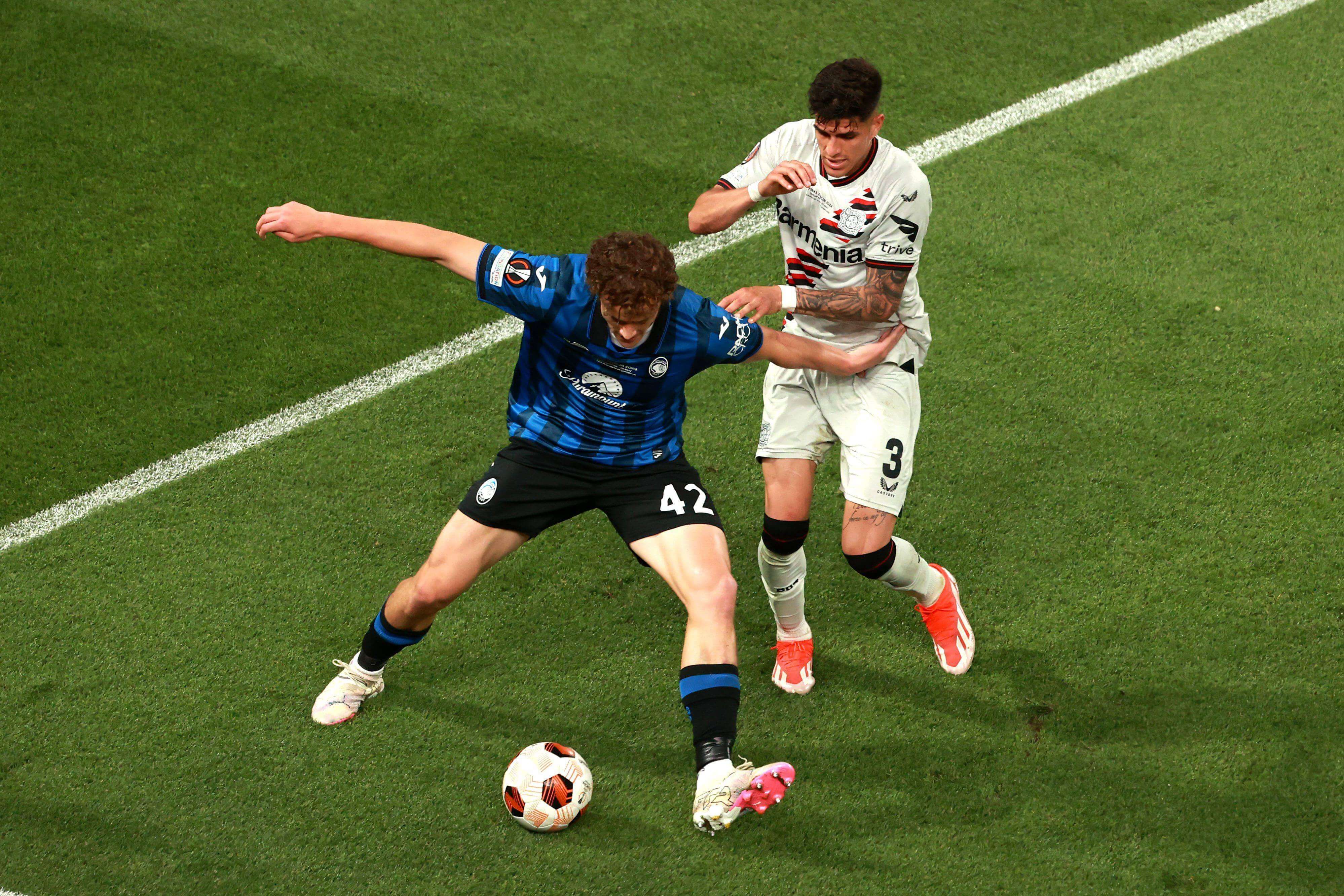  Giorgio Scalvini defiende un balón en la final Atalanta-Bayer Leverkusen.