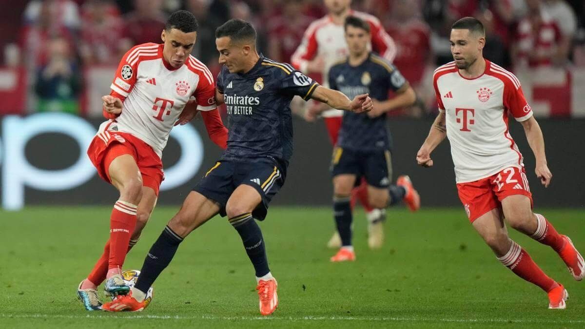  Jamal Musiala encara a Lucas Vázquez en el Bayern-Real Madrid.