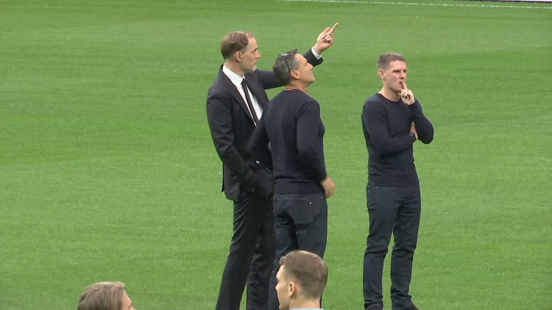 Tuchel y su equipo técnico, alucinando con el Bernabéu